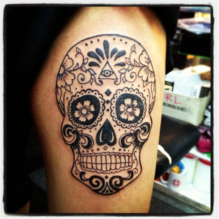 tatouage tete de mort mexicaine-noire-sur-bras