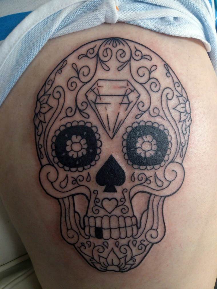 tatouage tete de mort mexicaine-noire-sur-epaule