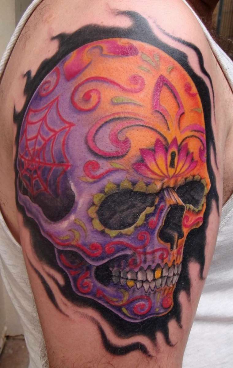 tatouage tete de mort mexicaine-orange-violette-sur-avant-bras