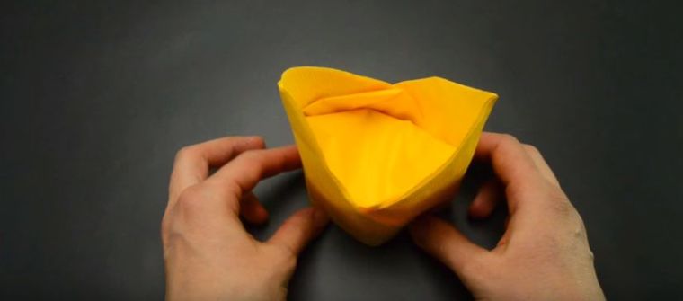 tutoriel-pliage-serviette-en-papier-simple-couronne