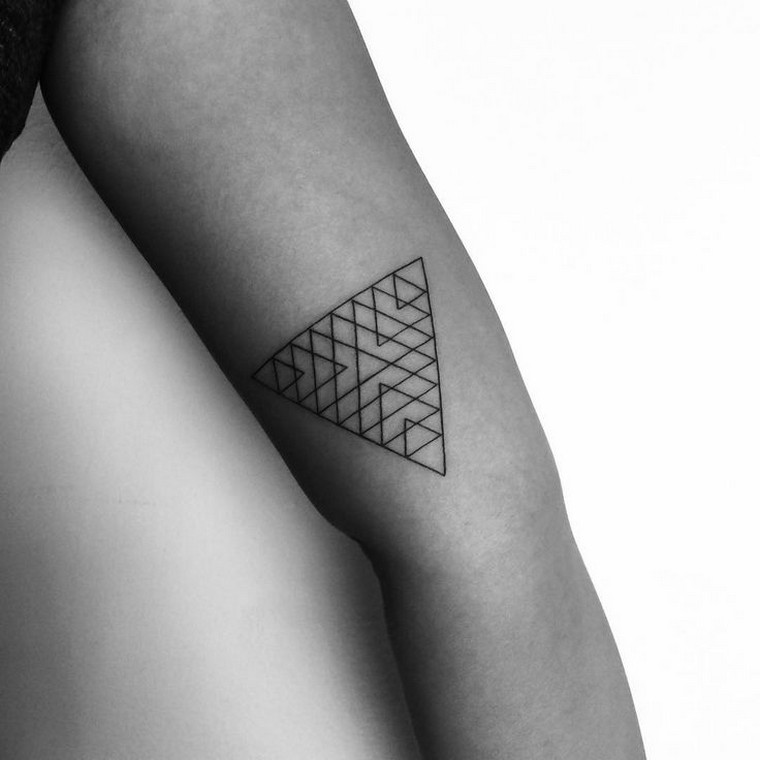 bras-tatouage-triangle-tatouage-geometrique