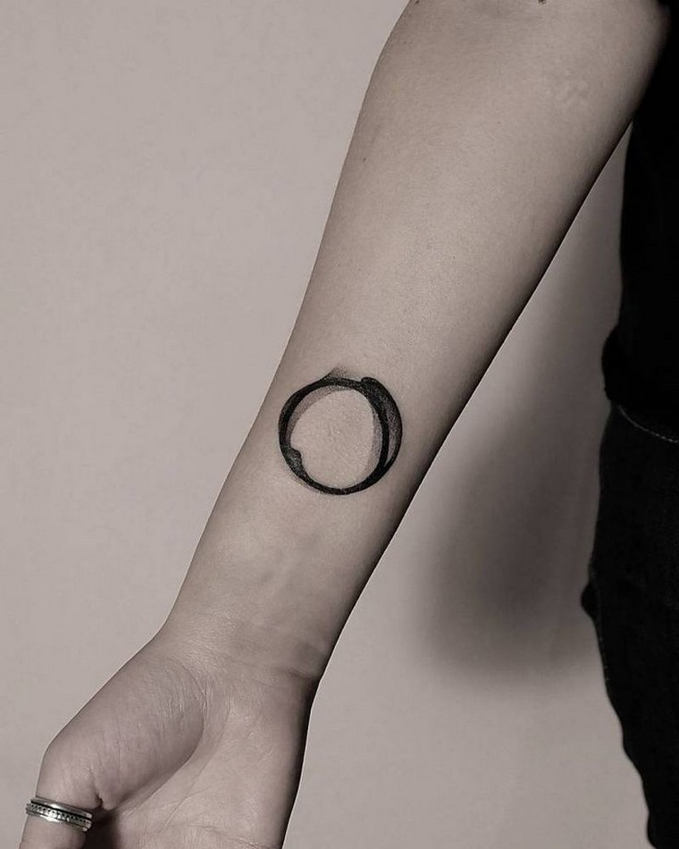 cercle-tatouage-bras-tatouage-geometrique