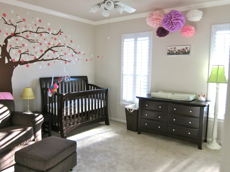 chambre bébé moderne arbre-mur-meubles-noirs