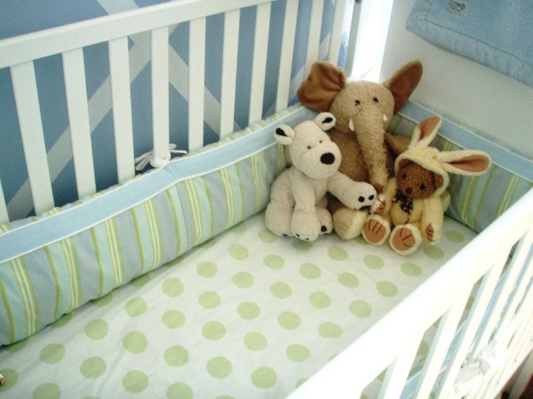 chambre bébé moderne lit-animaux-peluche