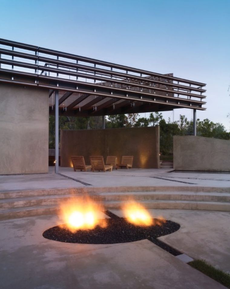 cheminee-exterieur-brasero-jardin-design-moderne-revetement-beton