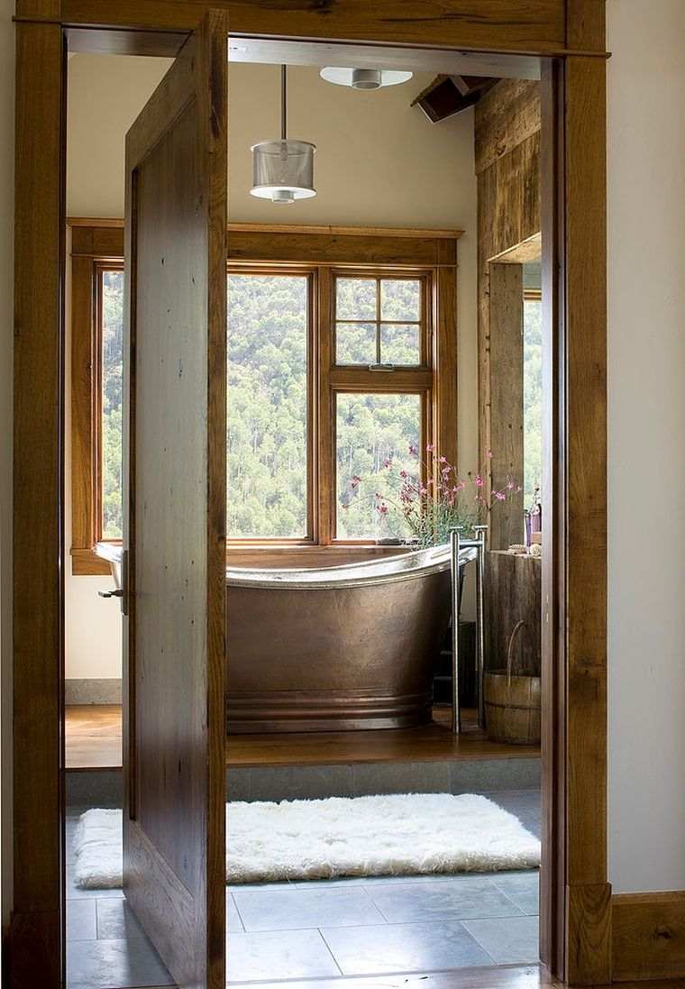 deco-ancien-moderne-salle-de-bain-baignoire-rustique-cuivre