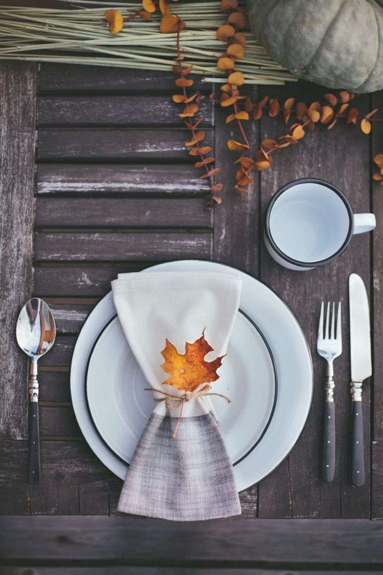 déco table automne pliage-serviette-feuille-arbre