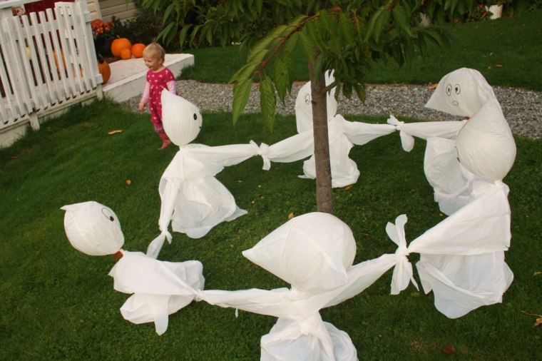 décoration pour halloween sac-poubelle-danse-bebes-fantomes