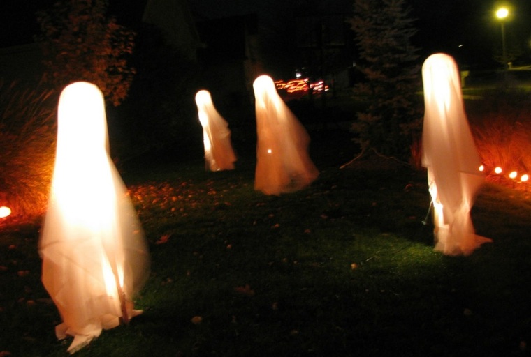 décoration pour halloween sac-poubelle-jardin-fantomes-eclaires