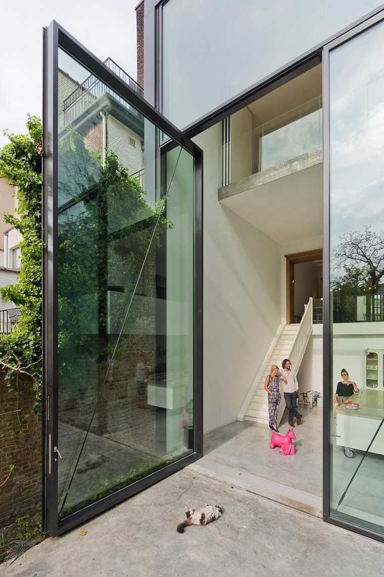 porte en verre pivotante design intérieur moderne