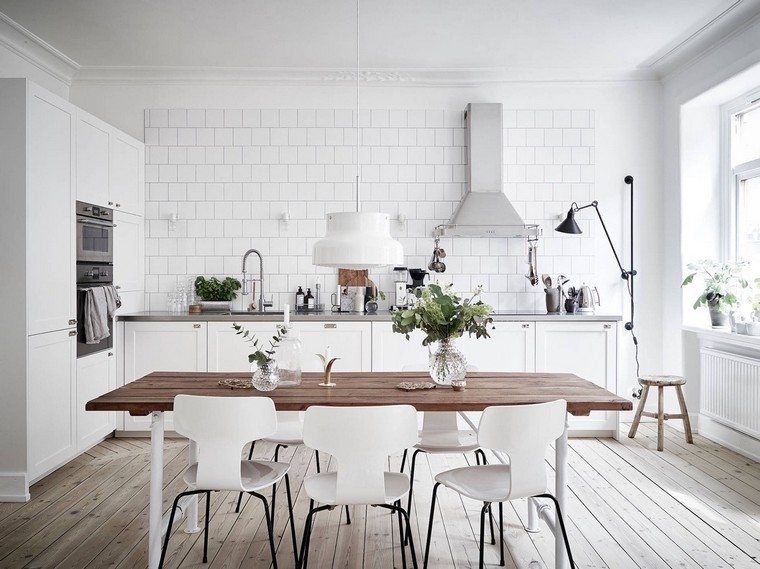 cuisine ouverte moderne table à manger bois chaises blanches parquet plante déco
