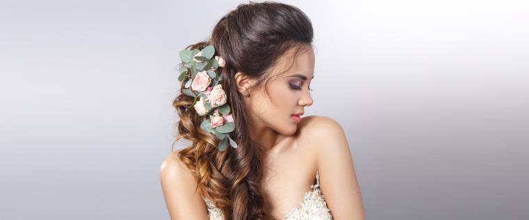 coiffure mariage idee-fleur-roses-cheveux-mariee