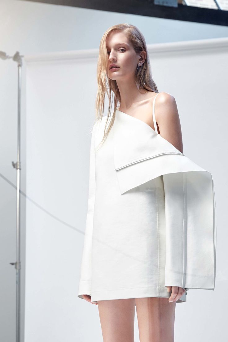 inspiration-mode-contemporaine-design-robe-blanche-femme-origami