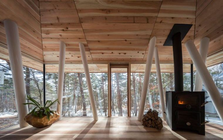 maison-en-bois-sur-pilotis-foret-bois-architecture-japonaise-moderne