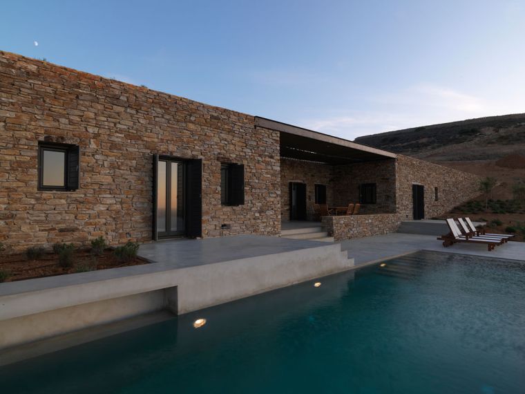 maison en pierre avec-piscine-villa-vacances-moderne-terrasse
