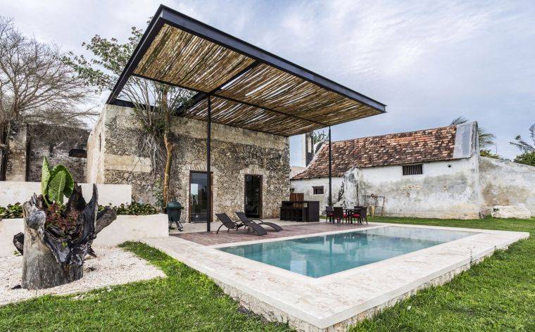 maison en pierre murs-piscine-terrasse-pergola