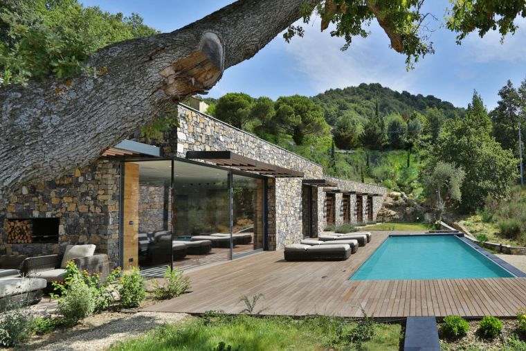 maison-moderne-pierre-terrasse-piscine-baie-vitree