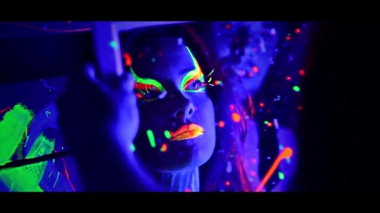 maquillage fluo pour-soiree-neon