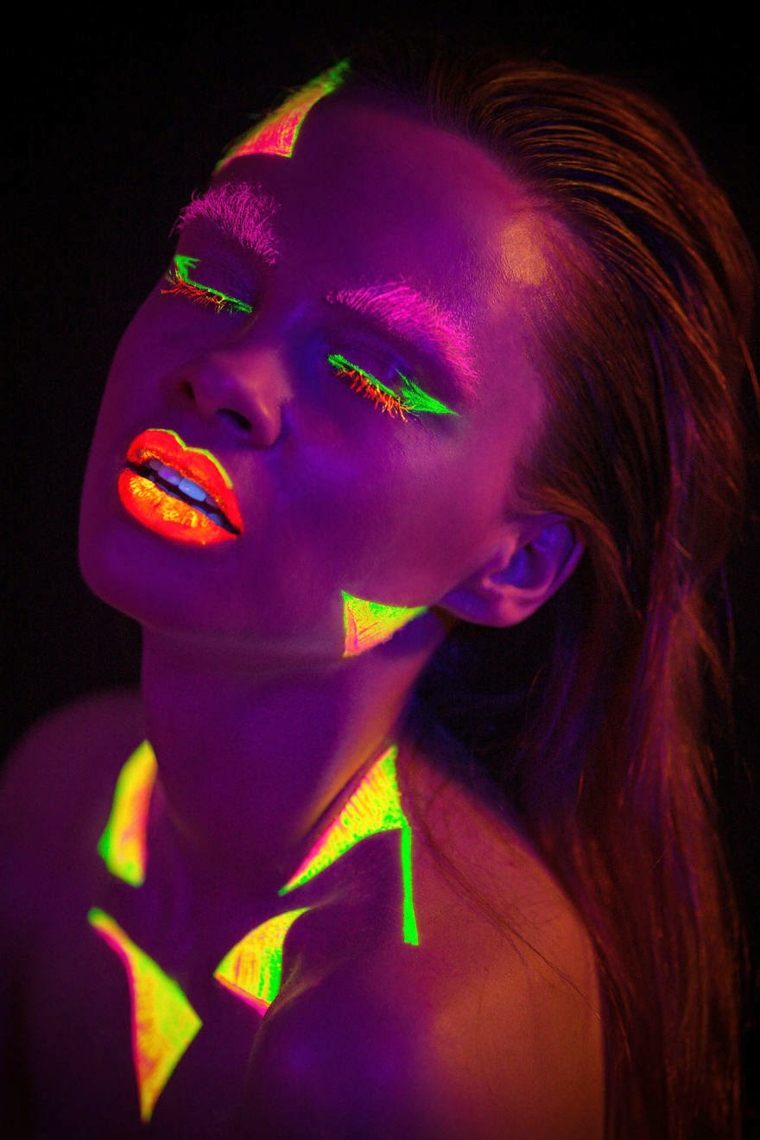 maquillage fluo triangulaire-jaune-vert-rouge