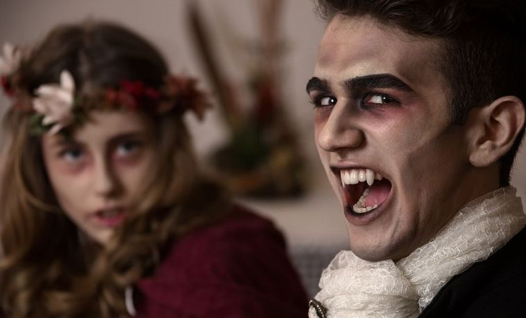 maquillage-homme-halloween-vampire-effrayant-idee-facile