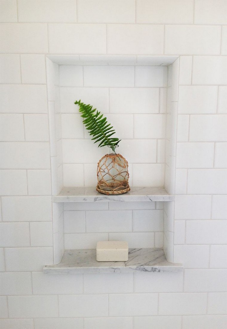 salle de bain design niche murale déco plante étagères