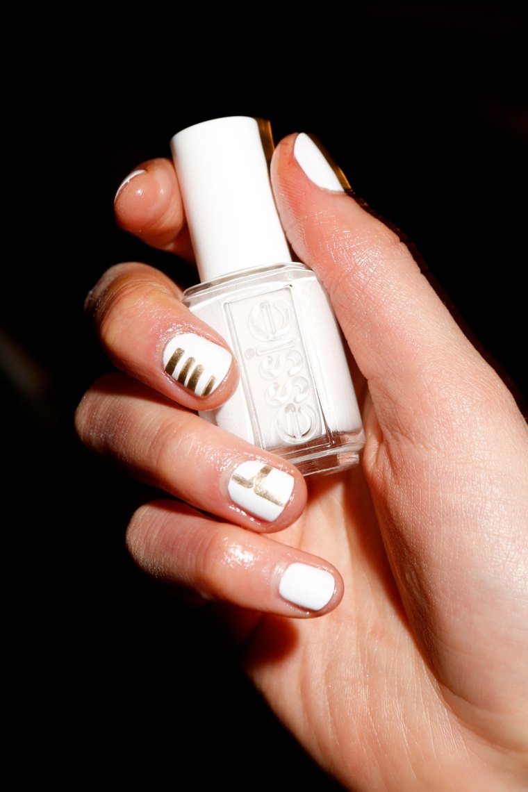 ongles vernis-blanc-elements-dores