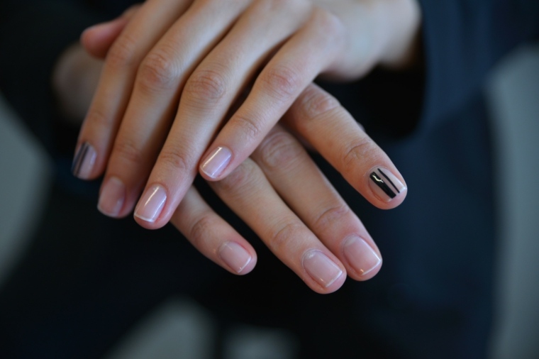 ongles vernis-couleur-naturelle-blanchatre-lignes-horizontales-noires