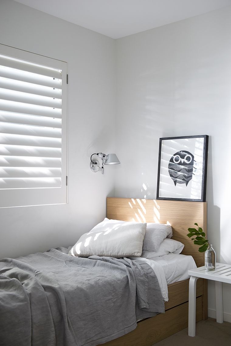petite-chambre-deco-lit-bois-design-minimaliste
