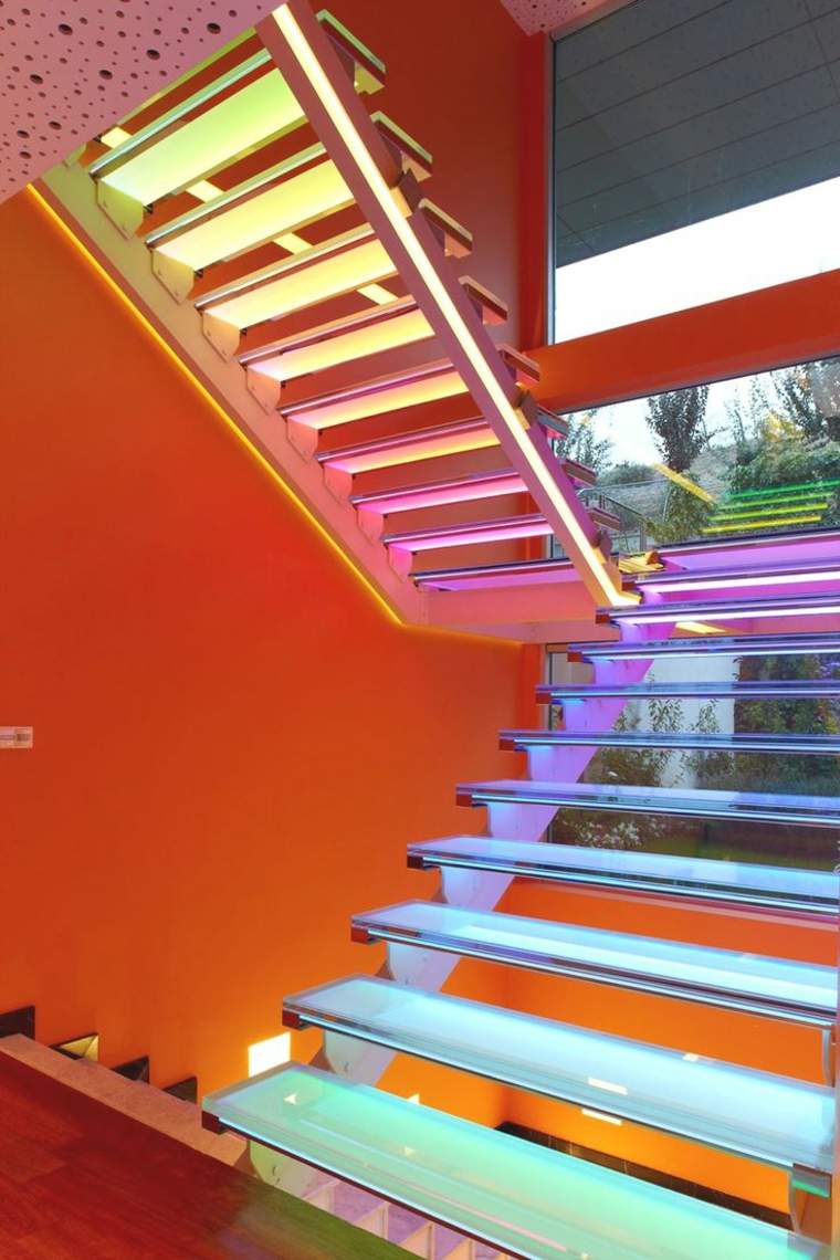 rampe escalier intérieur eclaire-couleurs-arc-en-ciel