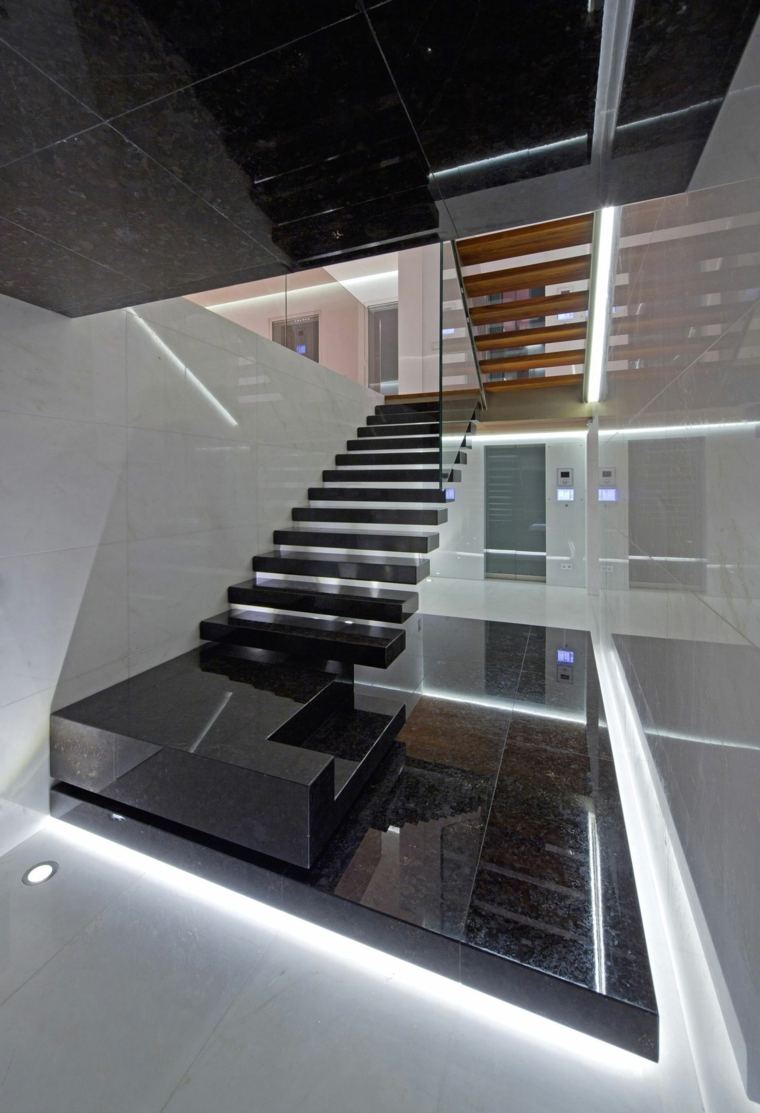 rampe escalier intérieur marbre-sans-balustrade