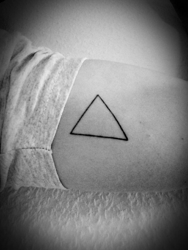 triangle-tatouage-homme-femme-geometrique