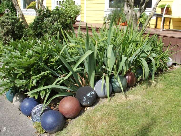 bordure de jardin boule-bowling-idee-originale