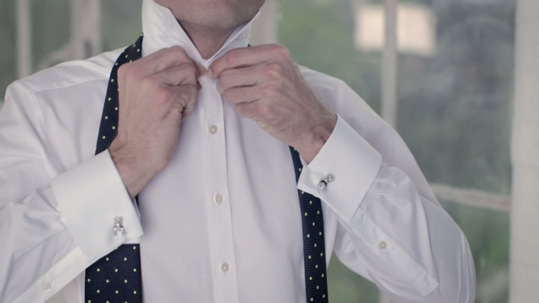 comment nouer une cravate commencement-boutonner-dernier-bouton