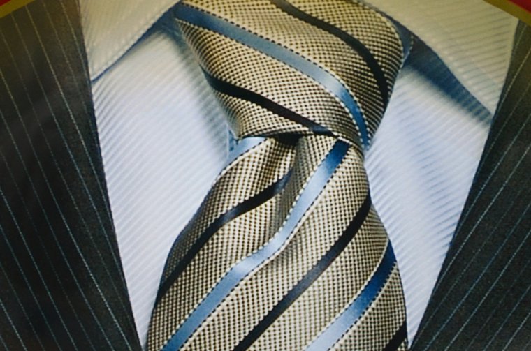 comment nouer une cravate rayee