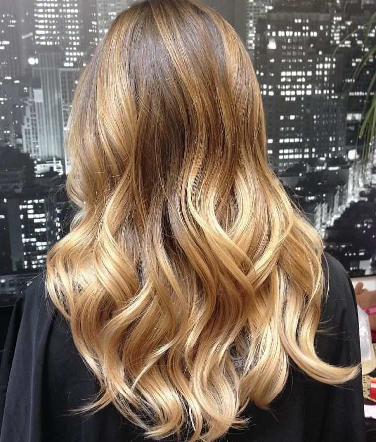 couleur-cheveux-balayage-blonde-coupe-longue-image