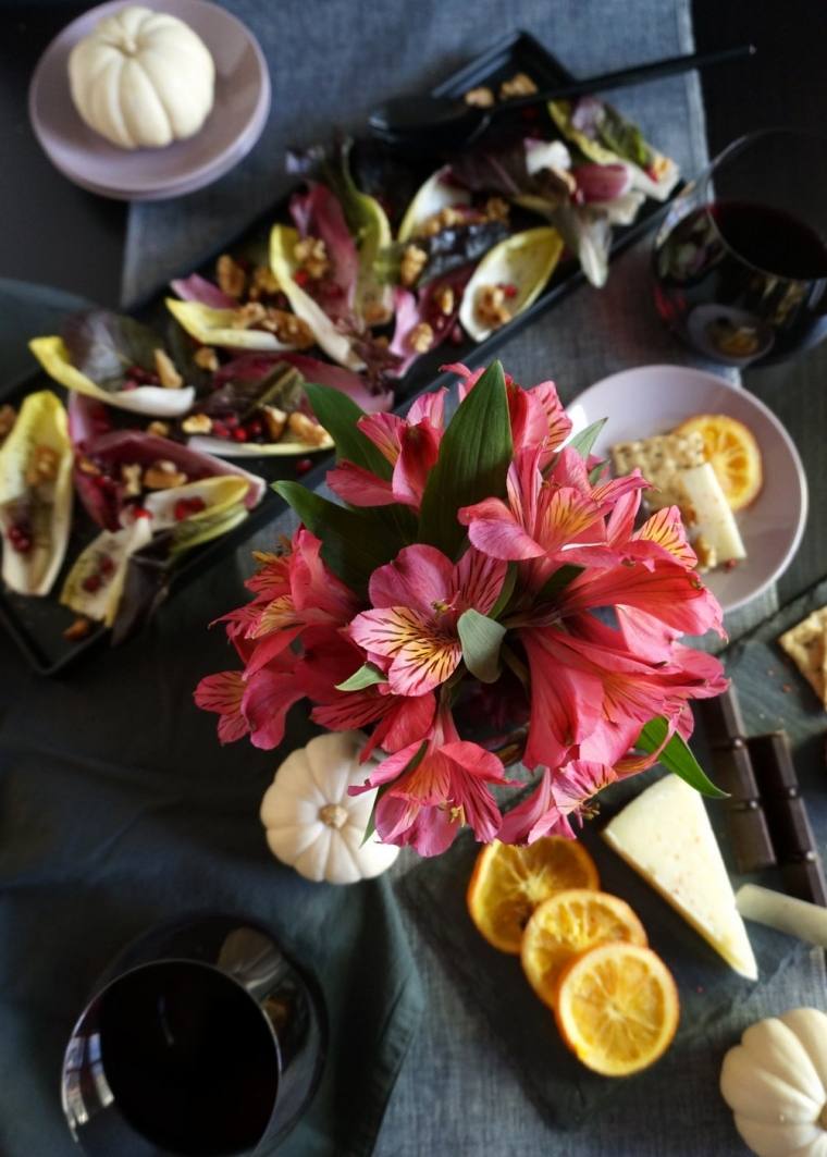 décorer une table halloween bouquet fleurs assiettes moderne idées