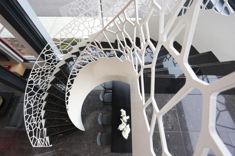 escalier-moderne-interieur-blanc-noir