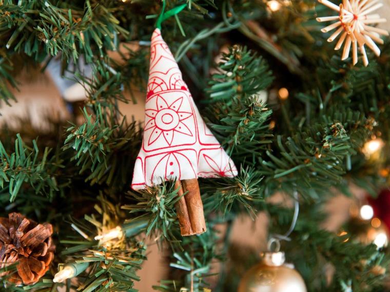 idee-decoration-sapin-cannelle