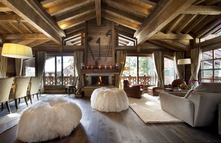 chalet salon intérieur design pouf parquet bois canapé gris cheminée 