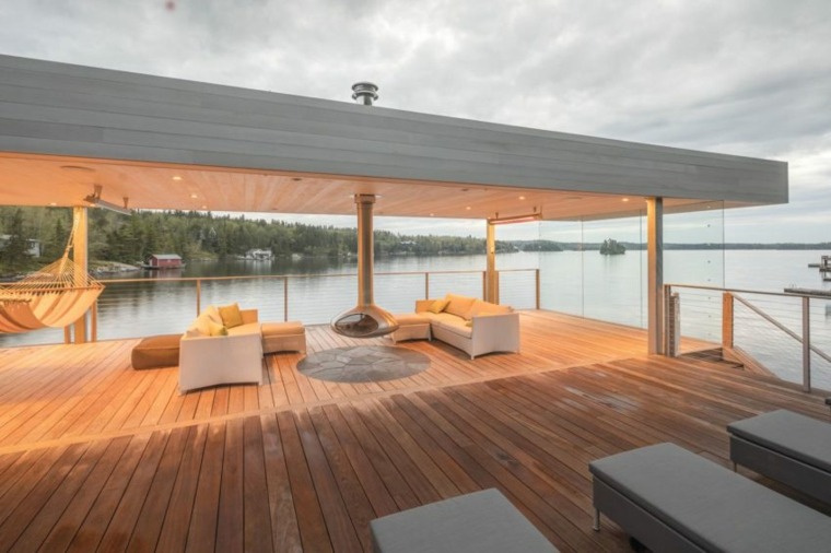 le hangar maison-pour-vivre-bateaux-terrasse-meubles-cuir-hamac-vue-lac