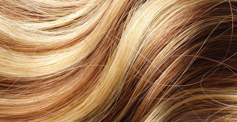 lissage-cheveux-keratine-chevelure-blonde-ondulations