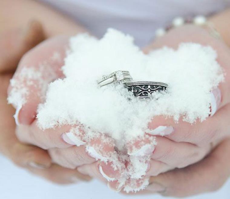 Idée mariage hiver photo-alliances-neige-idee