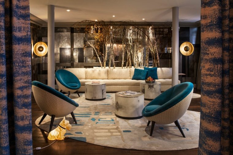 photo salon moderne design-blanc-bleu-paon-lampe-chien