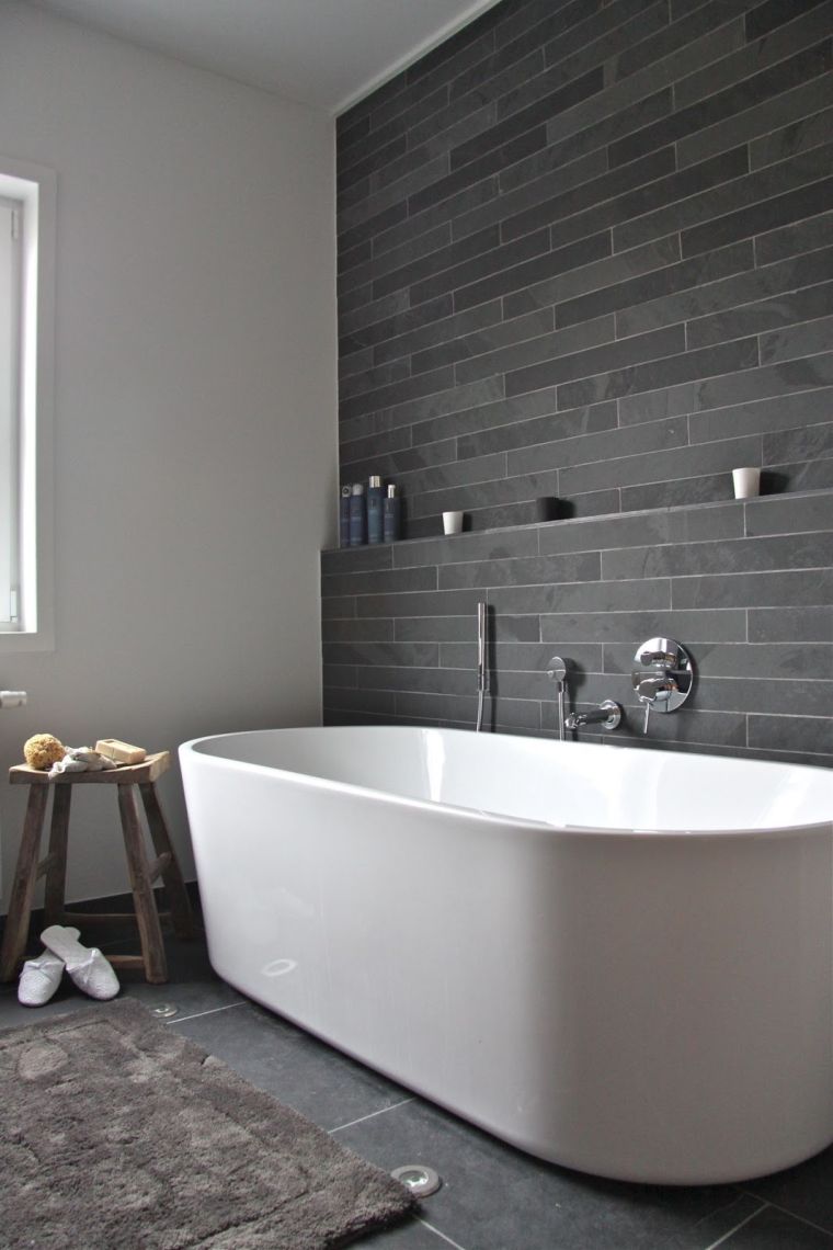 pinterest-deco-salle-de-bain-baignoire-moderne-carreaux-noires