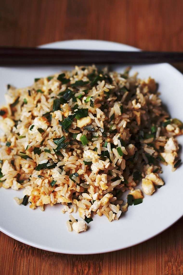recette vegan riz brun oignons fraîches idées tofu recette