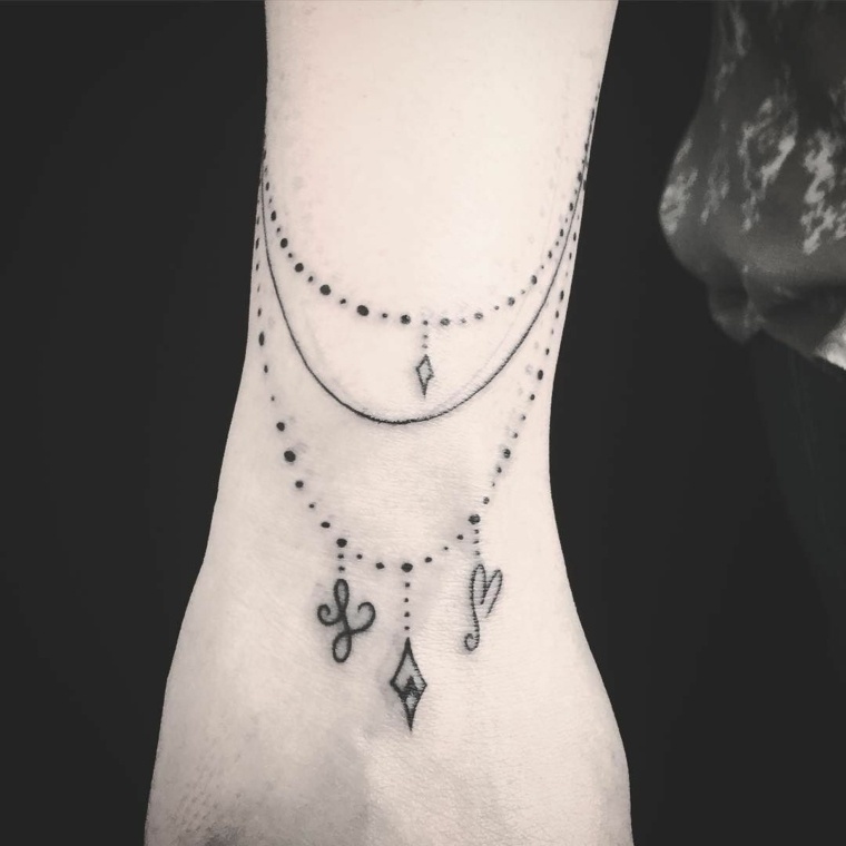 tatouage bracelet femme-trois-avec-pendentifs