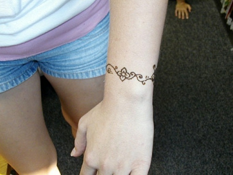tatouage bracelet fin-adolescente