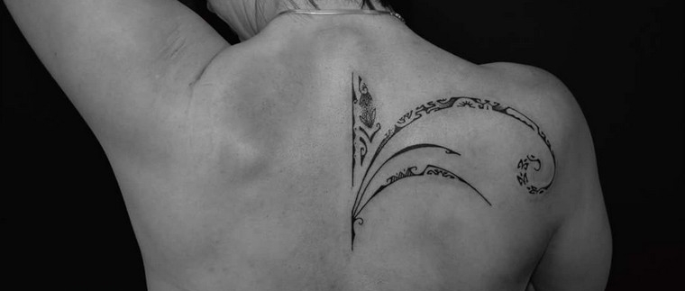 tatouage polynésien dos femme idée tatouage tribal