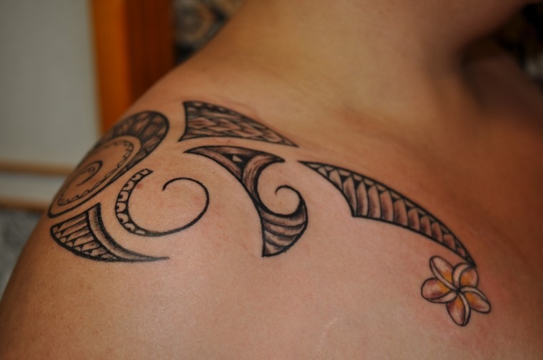 tatouage-femme-polynesien