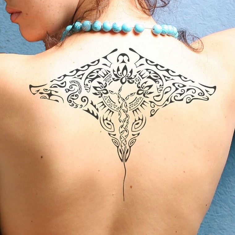 tatouage-polynesien-idees-femme-dos-tatouage